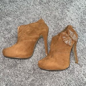 Tan ankle boots with bejeweled side bow